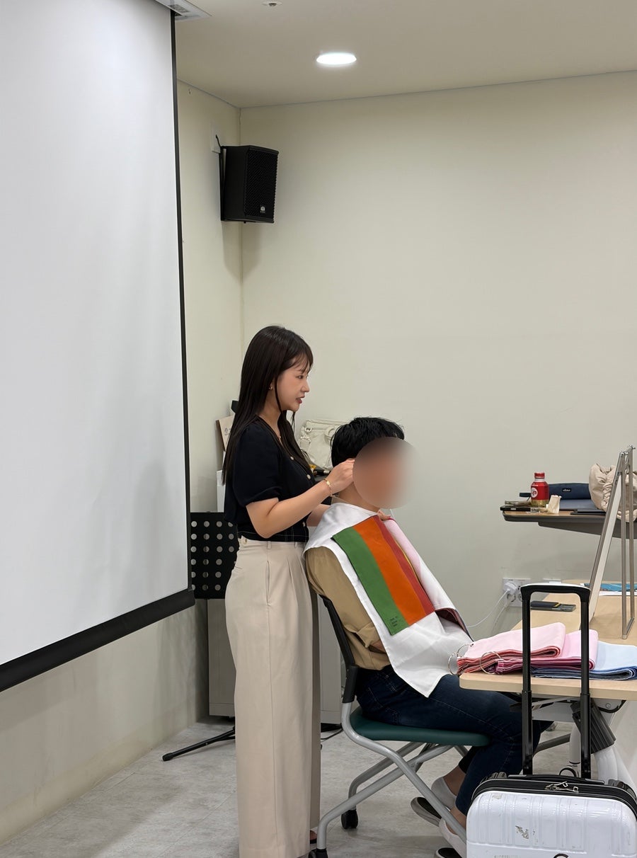 A consultant conducting a one-on-one drape diagnosis